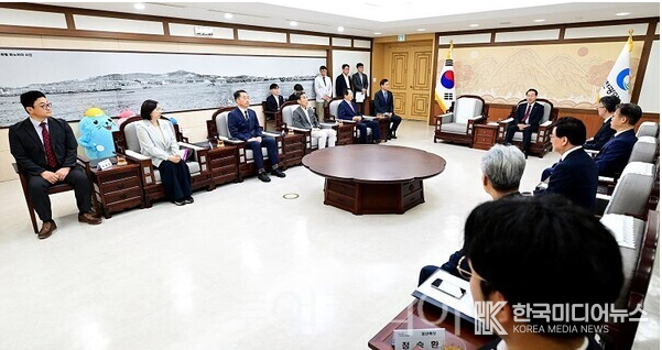 = 사진설명 ; 유정복 인천광역시장이 25일 시청 접견실에서 수석, 단장, 특보에게 임용장을 수여한 뒤 환담하고 있다.