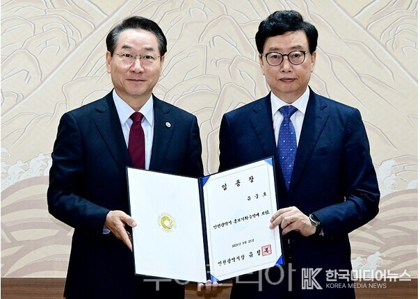 =사진설명 ; 유정복 인천광역시장이 25일 시청 접견실에서 유중호 홍보기획수석에게 임용장을 수여하고 있다.