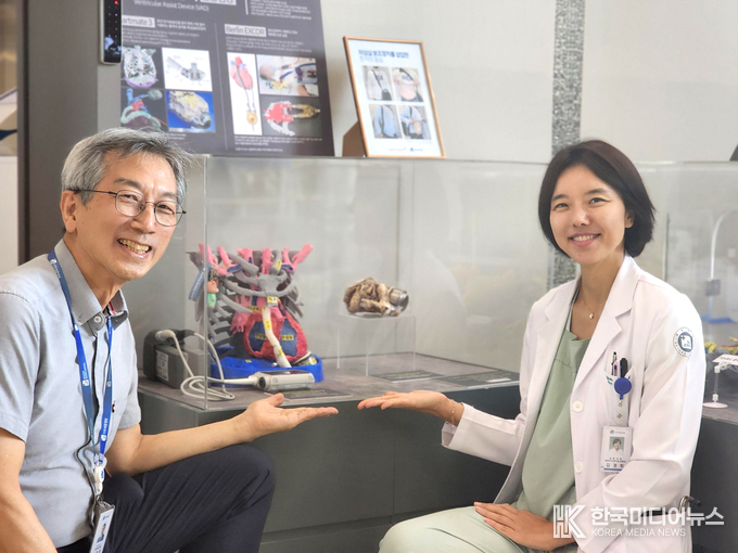 = 사진설명 : 29일 인천세종병원 1층 로비에서 김경희 심장이식센터장(사진 오른쪽)과 서정욱 심장박물관장이 전시된 심장 조형물 가리키며 설명하고 있다. / 인천세종병원 제공>
