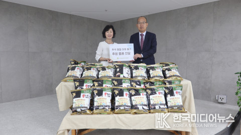 =사진설명 ; 윤종진 이사장(오른쪽에서 첫 번째)이 박현숙 명륜종합사회복지관장(오른쪽에서 두 번째)과 함께 후원물품 전달식에서 기념 촬영을 하고 있다