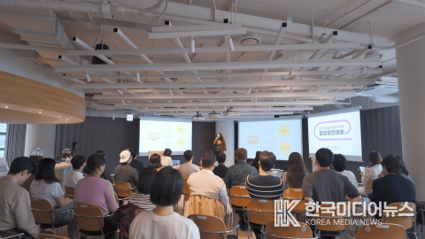 =사진설명 ; 2025 예술산업아카데미 창업경진대회 행사 에서 설명을 하고있다,