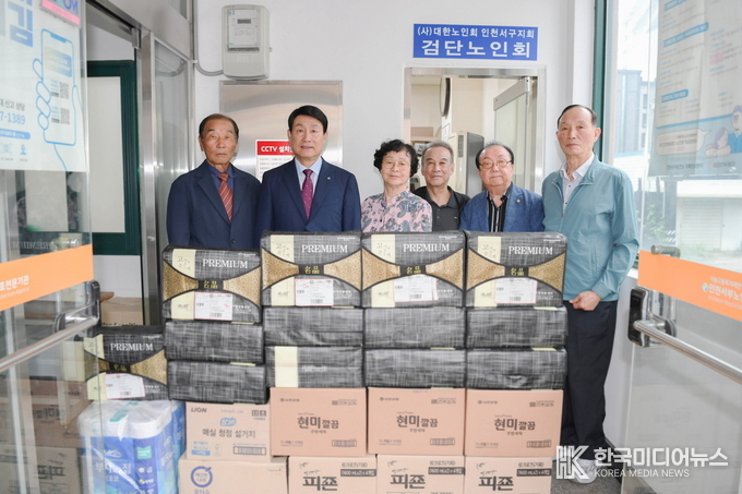 = 사진설명 : 송병억 수도권매립지관리공사 사장(왼쪽 두 번 째)이 24일 인천 서구 사회복지시설인 검단노인회를 방문해 명절 위문품을 전달하며 따뜻한 마음을 나누고 있다.<br>
