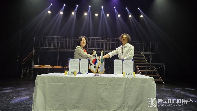 =사진설명 ; 임미숙 글로벌국장과 아트테크코리아(대표 강태경)가 업무협약 체결식 후 악수를 하고 있다.