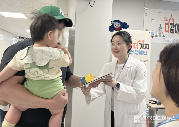 =<사진설명 : 지난달 24일 부천세종병원 소아청소년과 앞에서 열린 ‘2025년 환자 안전 주간 행사’에서 의료 질 향상 및 환자 안전(QPS) 부서 직원이 행사에 참여한 환자와 보호자에게 기념품을 전달하고 있다. / 세종병원 제공><br>