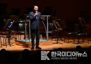 = 사진설명 ; 아트센터인천, 인천시민의 날 “천원 문화 축제 에서 유정복인천시장이 인사말을 하고있다.