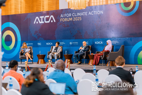 =사진설명 ; 10월 8일 ‘기후행동을 위한 인공지능 포럼 2025(UNFCCC-KOICA AI for Climate Action Forum 2025)’ 세션 1에서 WI.Plat 차상훈 대표(왼쪽 두 번째)를 비롯한 패널들이 토론하고 있다(제공=UNFCCC 사무국)