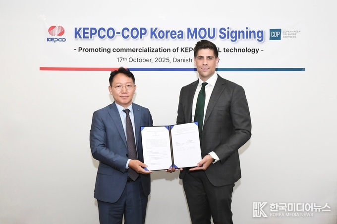 =사진설명 ; 17일, 주한 덴마크 대사관 사무소에서 진행된 해저케이블 고장점 탐지 기술 도입을 위한 업무협약 체결식에서 문일주 한국전력 기술혁신본부장, 조나단 스핑크 COP코리아 대표가 기념촬영을 하고 있다.
