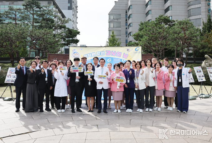 =사진설명 ; - 해외 심장병 어린이 초청 치료, 가천지역사회상생봉사단 등 공헌활동 기념사진 촬영