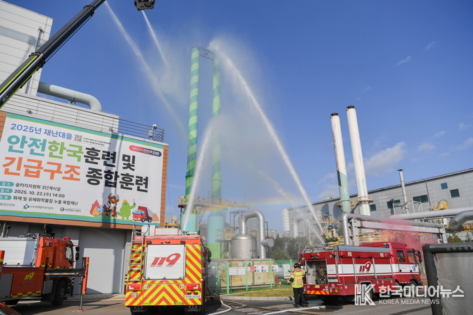 =사진설명 : 22일 수도권매립지관리공사에서 진행된 ‘2025년 안전한국훈련’에서 검단소방서, 인천 서구청 등 참여기관이 실제 화재 상황을 가정해 합동 훈련을 펼치고 있다.<br>
