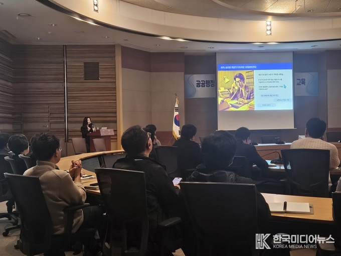 =사지설명 ; 서울지방조달청, 직원 대상 ‘생성형 AI 활용 교육’ 을 받고 있다.