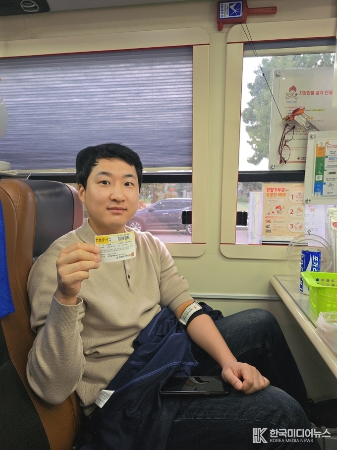 =사진설명 ; 헌혈에 참여한 직원이 헌혈증 기부에 동참하고 있다.