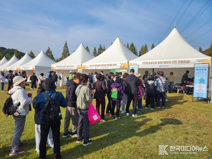 =사진설명 ; ‘제3회 인천사랑걷기대회’ 참가 시민이 환경교육 부스에서 분리배출 퀴즈에 참여하고 있다.