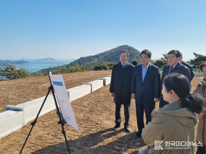 =사진설명 ; 배준영 의원, 자월면 모든 섬 돌며 국비 사업 점검 을 하고 있다.