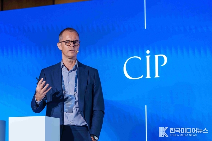 =사진설명 ; 톨슨 스메드 수석부회장이 지난 28일 포시즌스 호텔 서울에서 열린 ‘CIP Investor Day’에서 발표하고 있다.