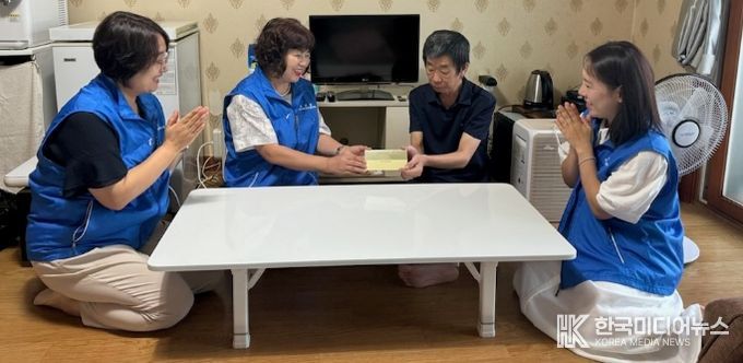 처인구 모현읍 지역사회보장협의체가 9일 저소득층 20가구에 농촌사랑상품권을 전달했다