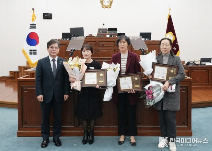 하남시의회 금광연 의장이 12월 19일 제336회 제2차 정례회 제3차 본회의에서 ‘2024년 4분기 우수공무원’ 시상식 후 수상자들과 기념사진을 찍고 있다. (사진_하남시의회 제공)