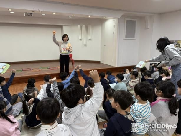 스티커북을 활용한 골고루 먹기 영양교육 모습