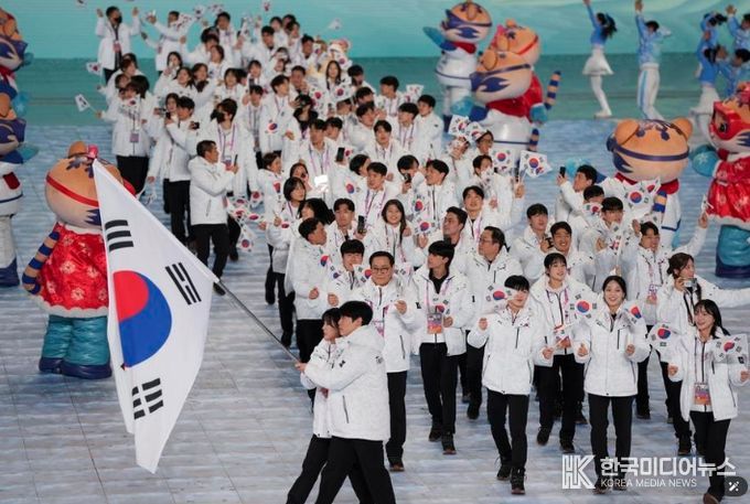 7일 '제9회 동계 아시안게임' 개막식에 입장하는 한국 선수 대표단. (사진/신화통신)