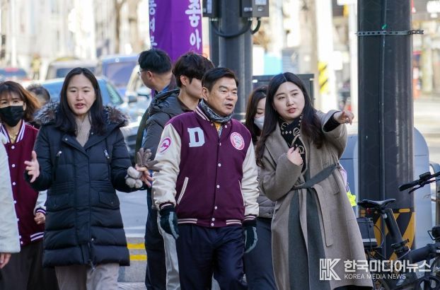 이문1, 3구역 통학로 현장검검에 나선 이필형 동대문구청장(사진 가운데)