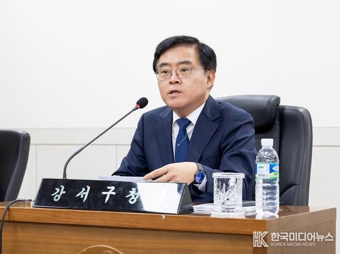 진교훈 서울 강서구청장이 구청 대회의실에서 열린 ‘확대간부회의’를 주재하고 있다