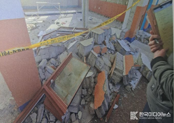 경문고등학교 교실 벽체 해체 작업 중 벽면 붕괴