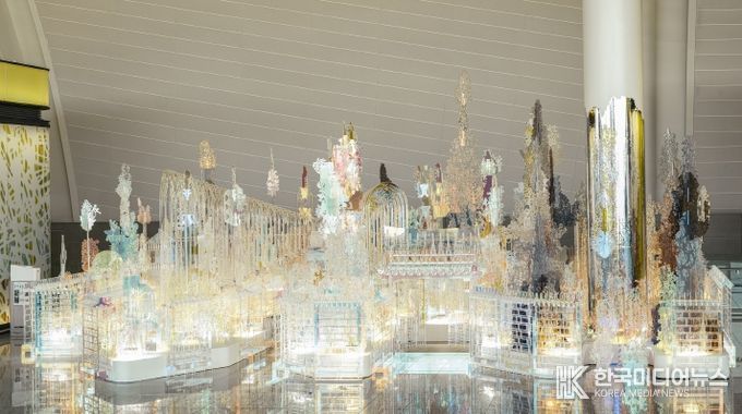 인천공항공사는 경기문화재단과 협력해 내년 3월 25일까지 제2여객터미널 탑승구역 222게이트 부근 전시공간에서 《기억의 정원》 전시를 선보인다고 밝혔다. 사진은 전시장의 전경 모습