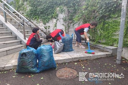 부산 중구 동광동 준사례관리자, 내 손으로 태풍 카눈 흔적 지우기 활동