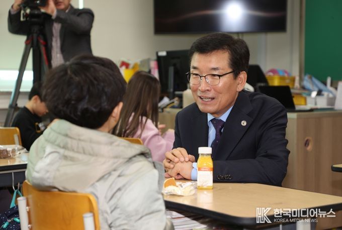 윤건영 교육감, 전국학교비정규직연대회의 총파업 당일 학교 급식현장 방문