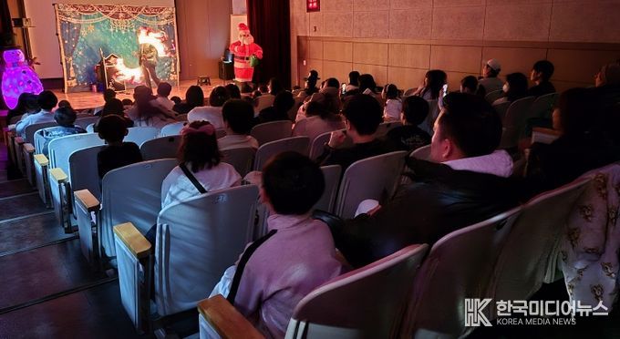 청주상당도서관 ‘레이저 매직쇼’에 푹 빠진 어린이들