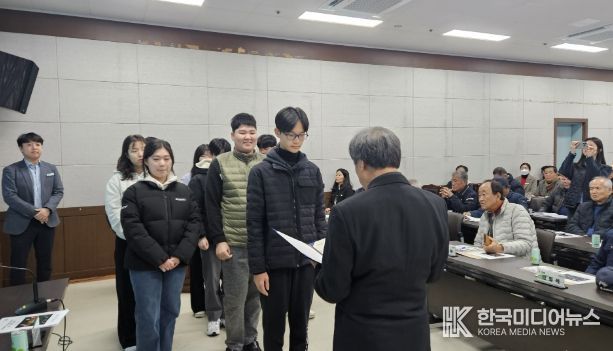 보성군, 벌교읍이장단협의회 희망 나눔 장학금 전달식 개최_지난 24일 벌교읍이장단협의회가 벌교읍 관내 모범 학생을 대상으로 ‘희망 나눔 장학금’을 전달했다