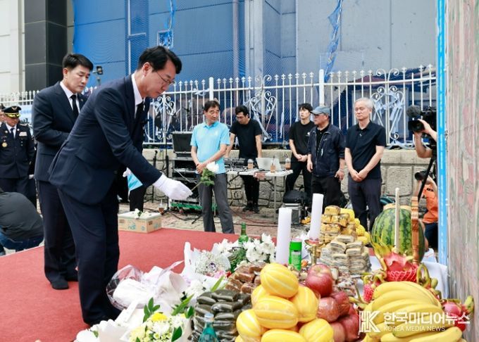 정명근 화성특례시장이 24일, ‘화성 아리셀 공장화재 사고 1주기 현장 추모 위령제’에 참석해 헌화하고 있다