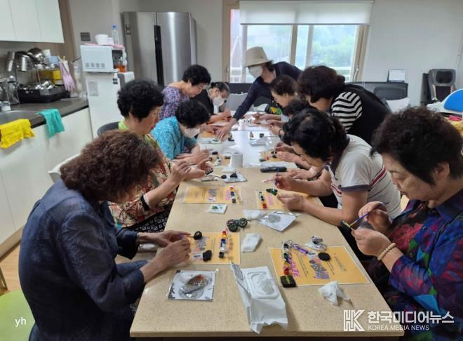 경로당 탄소저감 커피박공예 프로그램 사진