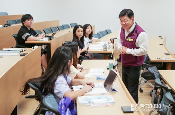 이필형 동대문구청장이 외대쌤 영어브릿지 교육에 참석해 학생들을 격려하고 있다.