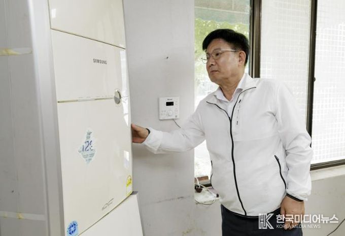 마포구 관내 경로당 시설점검하고 있는 박강수 마포구청장