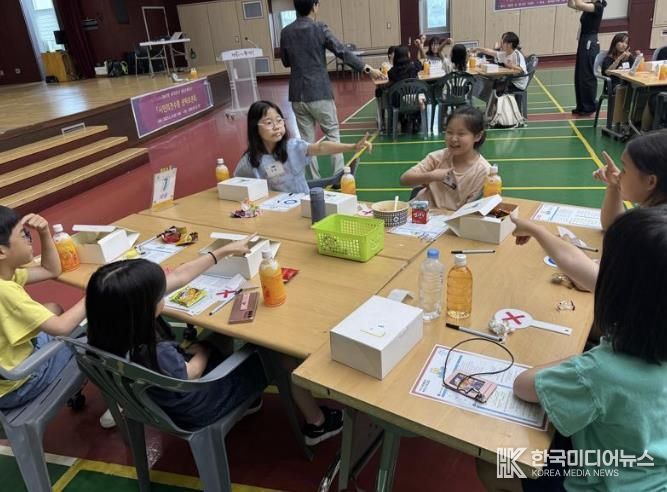 청소년들이 ‘아동친화도시 원탁토론회’에서 의견을 나누고 있다.