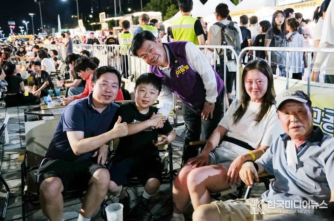 이필형 동대문구청장이 ‘2025 동대문구 맥주축제’를 찾은 가족들과 기념촬영을 하고 있다.