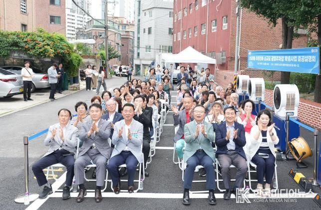 신내1동 소규모 공영주차장 준공설명회에 참석한 류경기 중랑구청장과 관계자들의 모습