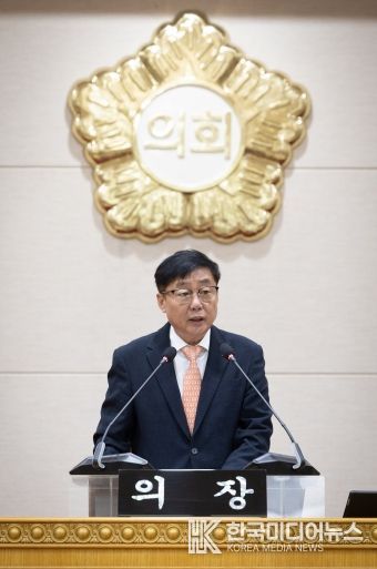 윤창철 의장이 제380회 임시회 제2차 본회의에서 ‘양주시 공공산후조리원 신축을 통한 경기북부 출산과 회복 인프라 확충 촉구 건의안’을 채택하고 있다.