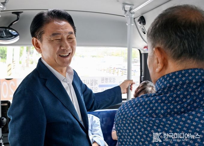 김동근 시장이 9월 9일 자일동 현장 점검을 위해 마을버스 207-1번을 타고 주민과 소통하고 있다.