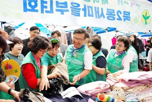 2024년 새마을 알뜰장터에서의 류경기 중랑구청장과 부녀회 회원들의 모습