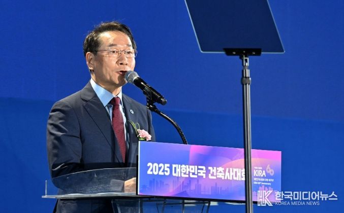 유정복 인천광역시장이 11일 송도컨벤시아에서 열린 '제21차 인천 아시아건축사대회'에서 축사를 하고 있다.