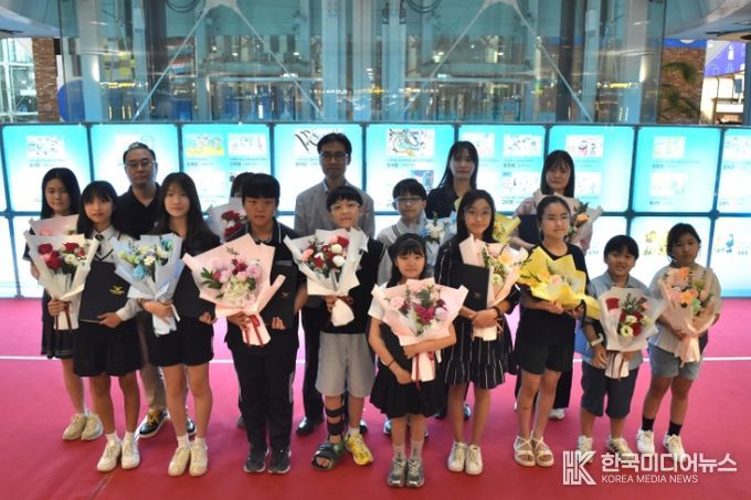 지난 12일 인천공항 제1여객터미널 교통센터에서 열린 ‘인천공항 안전 디지털 사생대회 시상식’에서 인천국제공항공사 배상현 안전경영실장(사진 맨 뒷줄 가운데)과 수상자들이 기념사진을 촬영하고 있다.