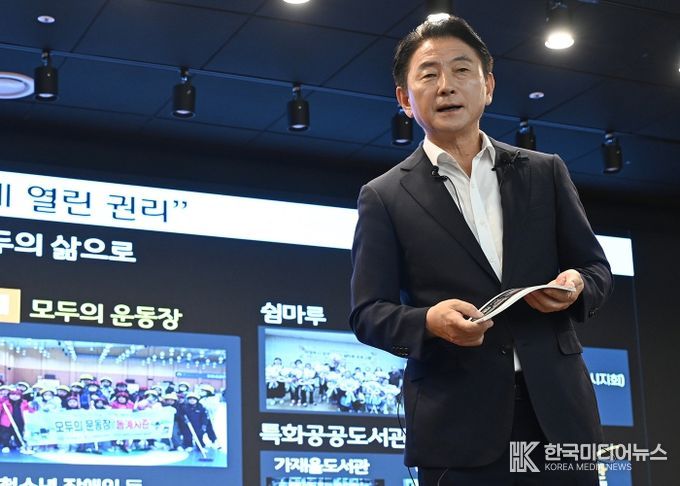 김동근 시장이 9월 16일 의정부문화역 이음에서 기자회견을 열고 ‘의정부 문화혁신 로드맵’에 대해 설명하고 있다.