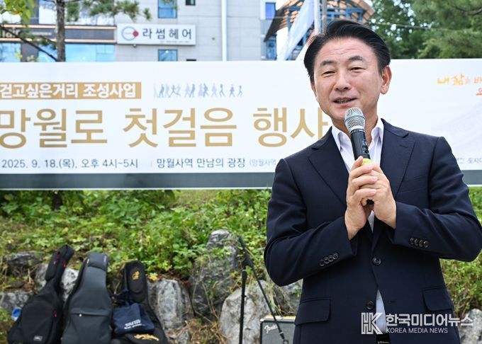 김동근 시장이 9월 18일 망월로 일원에서 개최한 ‘망월로 첫걸음 행사’에 참석해 인사말을 하고 있다.