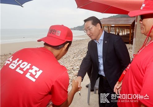 2025.8.9. 유정복 시장이 옹진군 연평면 구리동해수욕장을 방문해 안전상황을 점검하고 있다