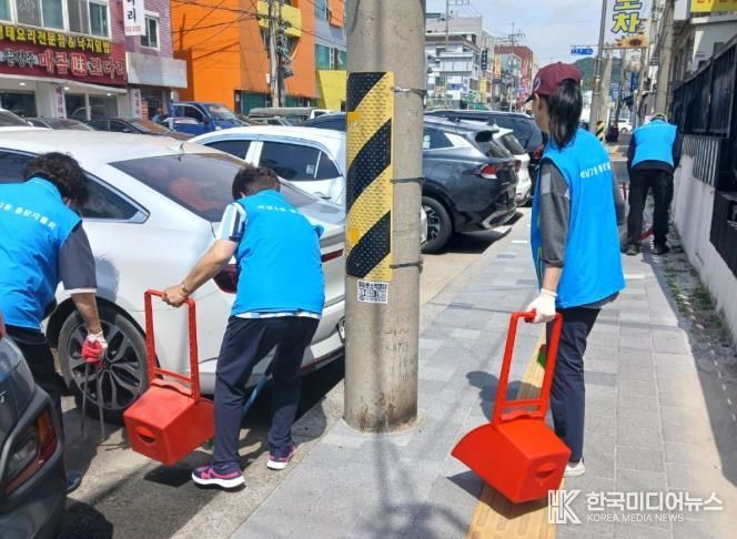 석남2동 거리를 청소하는 통장들