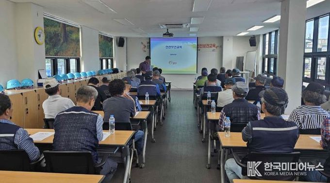 밀양시가 22일 산불대응센터에서 2025년 하반기 산림병해충예찰방제단 근로자 안전보건교육을 실시하고 있다.