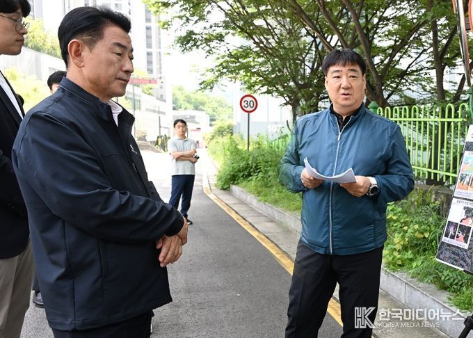 김동근 시장이 9월 22일 신곡동 파크프라임아파트 일대를 방문해 주민들이 제기한 생활불편 사항을 점검하고 있다.