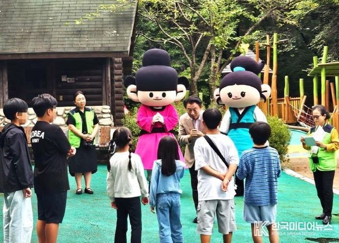 김동근 시장이 9월 20일 ‘제3회 탄소중립 골든벨 퀴즈대회’ 현장을 방문해 어린이들과 소통하고 있다.