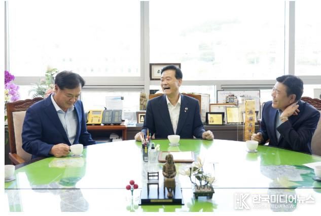 이승로 성북구청장(가운데)이 성북복지재단 윤재성 이사장(오른쪽), ㈜고덕종합건설 나기선 회장(왼쪽)과 함께 간담을 나누고 있다.